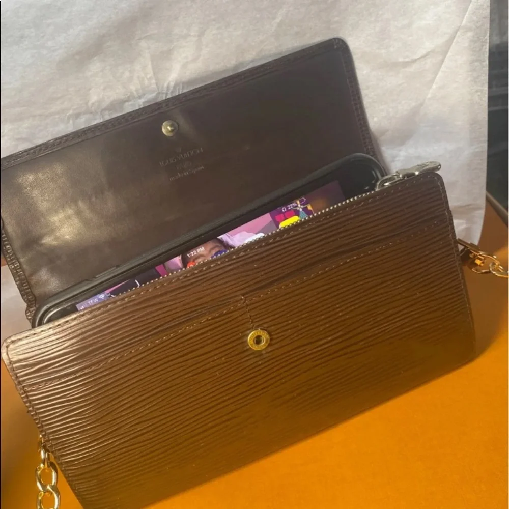 Authentic Louis Vuitton Epi Sarah Wallet - Picture 6 of 12
